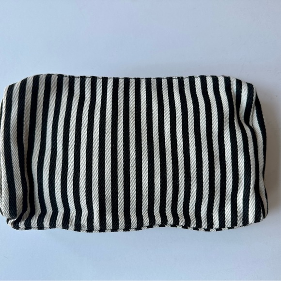 ⚡️⚡️❤️❤️Seven Days vegan leather red bag. NWT. 2 pieces. Make up bag included. - Picture 10 of 13